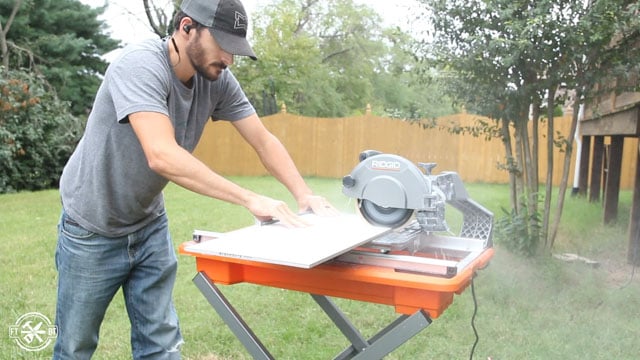 cutting tiles with tile saw