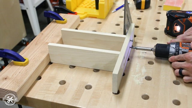 attaching wood pieces together with screws