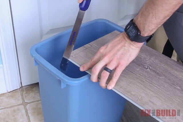 trimming vinyl planks with saw
