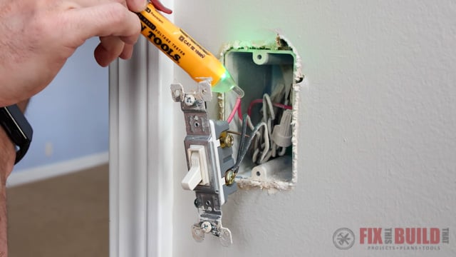 voltage tester stays green